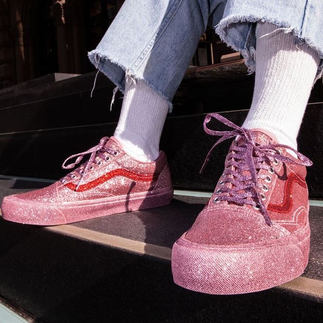 Ξέχνα τα μαύρα και τα λευκά Vans... αυτά τα sneakers θα φοράμε όλες φέτος.