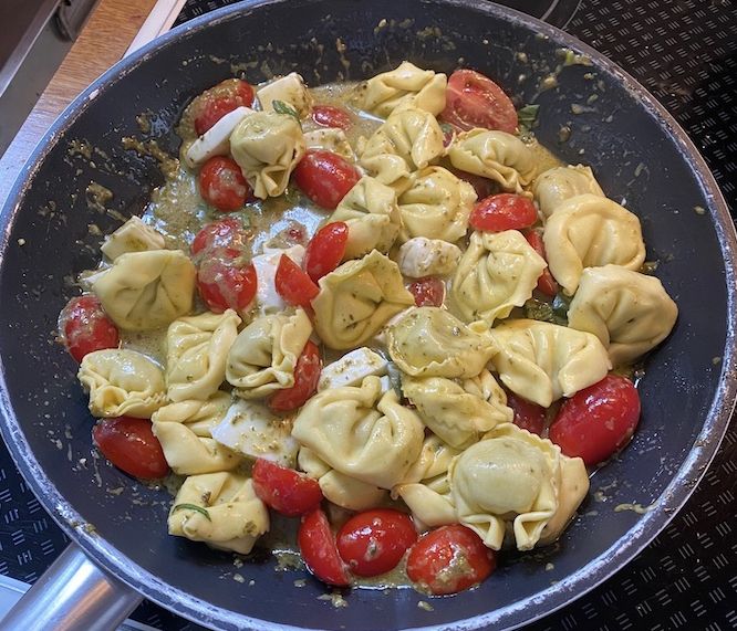Tortellini mozzarella με πέστο και ντοματίνια