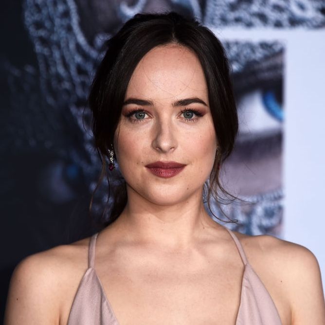 You Sexy Thing! H Dakota Johnson έκανε την πιο αποκαλυπτική εμφάνισή της έως τώρα