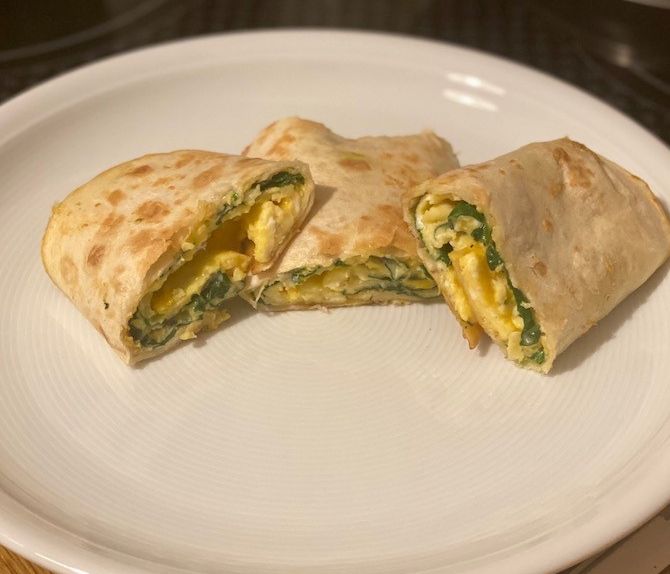 Συνταγή για μαγική ομελέτα Burrito με σπανάκι και λιωμένο τυρί