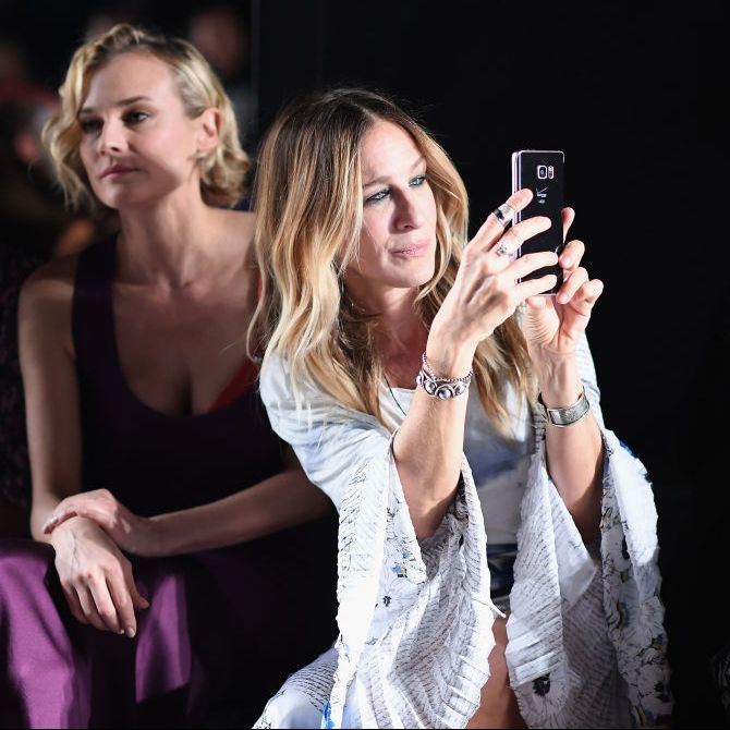 H Sarah Jessica Parker σχεδιάζει τσάντες και το fashion crowd παραληρεί
