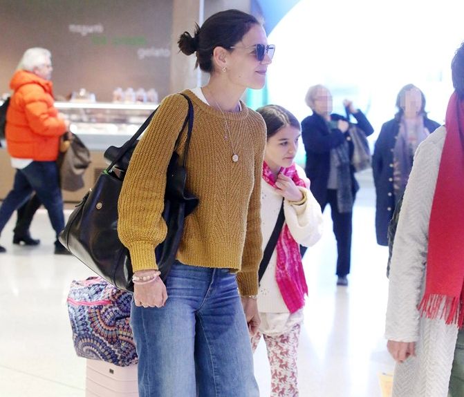 H Katie Holmes και η Suri Cruise έφυγαν από την Ελλάδα ντυμένες με τα απόλυτα travel chic looks