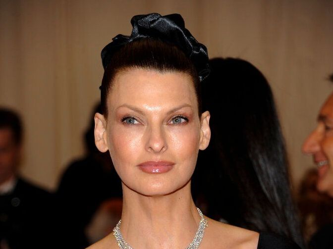 Linda Evangelista: Η πρώτη φωτογράφηση μετά την αποτυχημένη αισθητική επέμβαση που την παραμόρφωσε