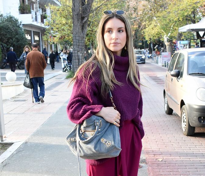 H Aθηνά Οικονομάκου φοράει το χρώμα του χειμώνα σε μία από τις πιο cozy εμφανίσεις της