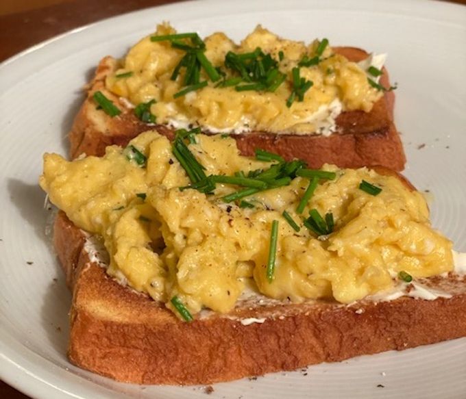 Συνταγή για Scrambled eggs σε Brioche με τρούφα