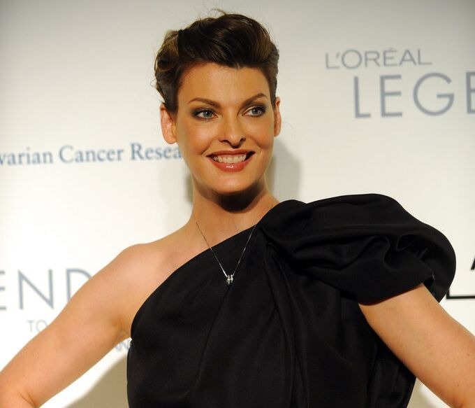 Linda Evangelista: «Δεν μπορώ να ζω πια έτσι, να ντρέπομαι και να κρύβομαι»
