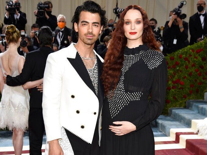 Η Sophie Turner μίλησε για τη δεύτερη εγκυμοσύνη και για το πώς την βιώνει η πρωτότοκη κόρη της
