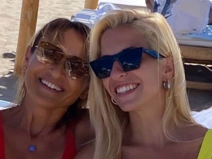 Η ενημέρωση έβαλε τα μπικίνι της - Μαρία Αναστασοπούλου και Μάρα Ζαχαρέα μαζί στην παραλία