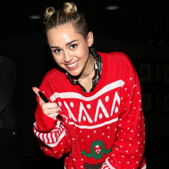 Ugly Christmas: Oι stars του Hollywood φωτογραφίζονται με τα πιο άσχημα χριστουγεννιάτικα πουλόβερ