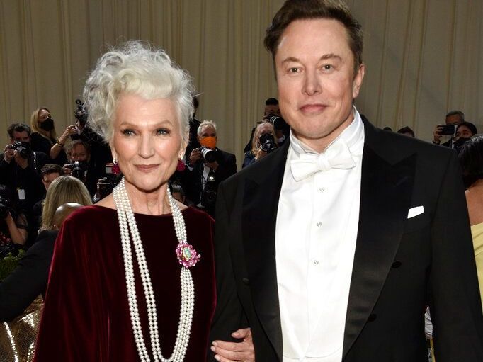 Elon Musk: Εμφανίστηκε στο Met Gala με supermodel και δεν είναι άλλη από τη μητέρα του