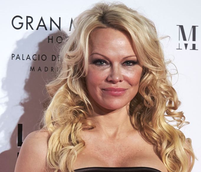 Ο κούκλος αγαπημένος της Pamela Anderson παίζει μπάλα στο Μουντιάλ κι εκείνη τον στηρίζει!