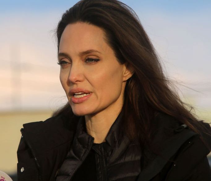Σπάνια εμφάνιση της Angelina Jolie με αθλητικά και κολάν: Ο λόγος που άλλαξε το λουκ της