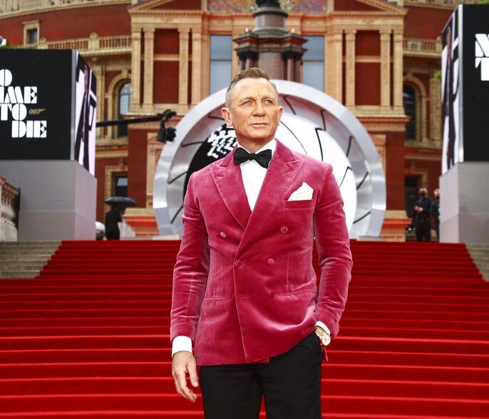 Συνέβη και αυτό: Ο Daniel Craig θα βραβευτεί από τη βασίλισσα Ελισάβετ ως αληθινός κατάσκοπος