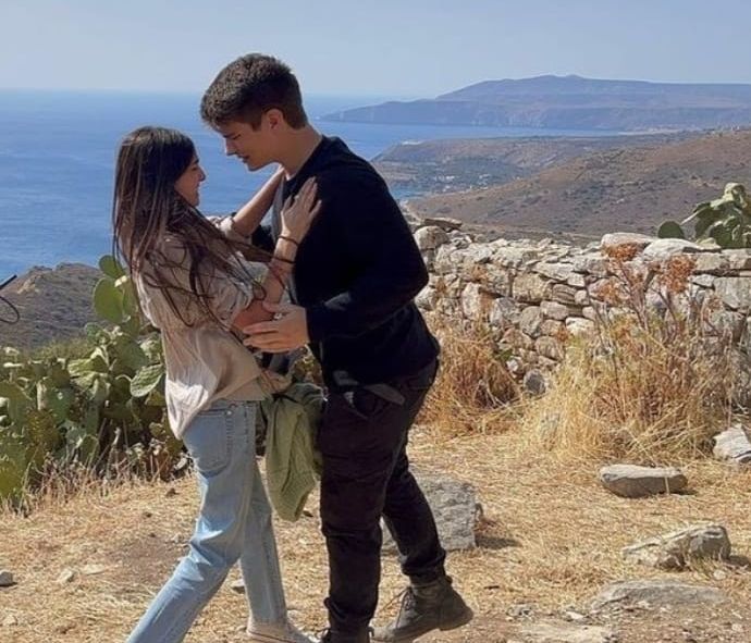 Γη της ελιάς: Σπάραξε το Twitter με τη Βασιλική και τον Φίλιππο (photos)