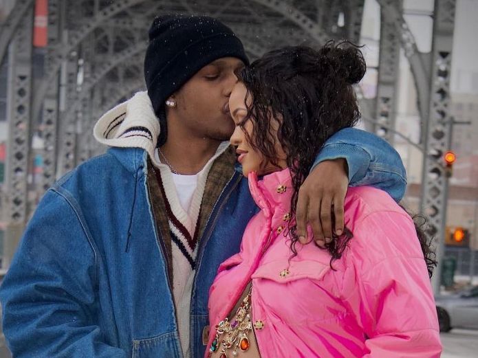 H Rihanna δείχνει τις καμπύλες της μετά την γέννηση του γιου της και ποζάρει με τον A$AP Rocky