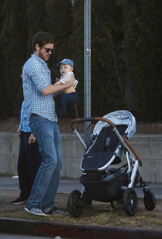 Tι κουκλί είναι αυτό; Η star μας δείχνει το γιο της αλλά και τον… (πολύ) σέξι σύντροφό της
