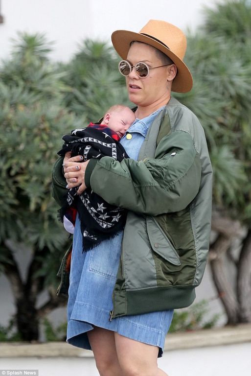 Pink: Η πρώτη της εμφάνιση μετά τη γέννα και οι φωτογραφίες με τον γιο της είναι απλά μαγευτικές