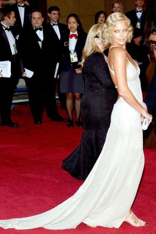 Η Charlize Theron με φόρεμα Gucci, το 2004.