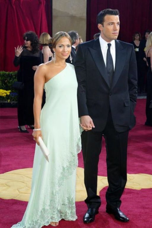 Η Jennifer Lopez με φόρεμα Valentino, το 2003.