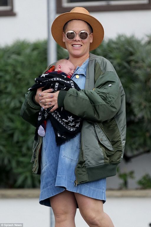 Pink: Η πρώτη της εμφάνιση μετά τη γέννα και οι φωτογραφίες με τον γιο της είναι απλά μαγευτικές