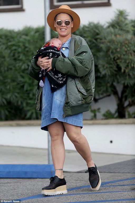 Pink: Η πρώτη της εμφάνιση μετά τη γέννα και οι φωτογραφίες με τον γιο της είναι απλά μαγευτικές
