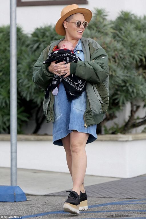 Pink: Η πρώτη της εμφάνιση μετά τη γέννα και οι φωτογραφίες με τον γιο της είναι απλά μαγευτικές