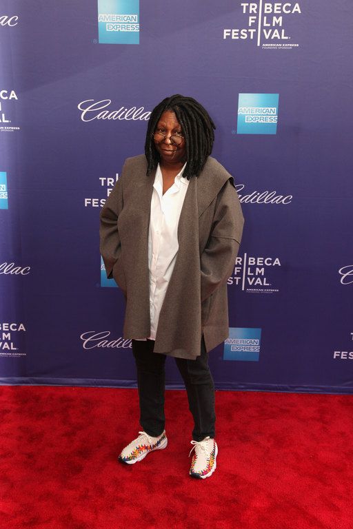 Η Whoopi Goldberg με floral αθλητικά στην πρεμιέρα της σειράς του HBO Moms Mabley: I Got Somethin' To Tell You, το 2013