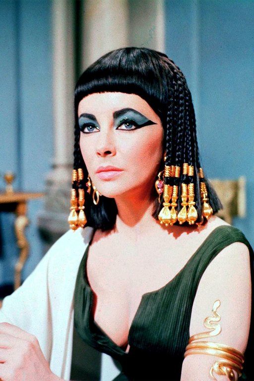 Cleopatra, από την ομώνυμη ταινία: Eδώ χρειαζόμαστε περούκα οπωσδήποτε και από εκεί μετά ένα ζευγάρι oversized σκουλαρίκια και μία έντονη γραμμή eyeliner θα κάνουν τη δουλειά.