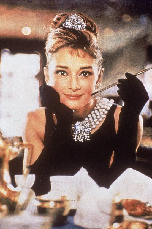 Holly Golightly, από το «Breakfast at Tiffany's»: Για να αναδείξεις επιτέλους με τον σωστό τρόπο το «Μικρό Μαύρο Φόρεμα» που έχεις στην ντουλάπα σου.
