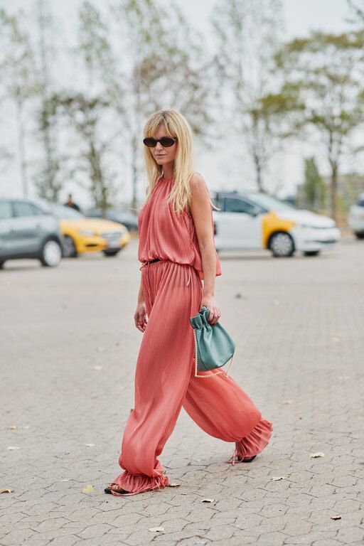 Ένα μονόχρωμο jumpsuit μπορεί να φορεθεί από το πρωί με σανδάλια και sneakers, μέχρι το βράδυ με ψηλοτάκουνα πέδιλα.