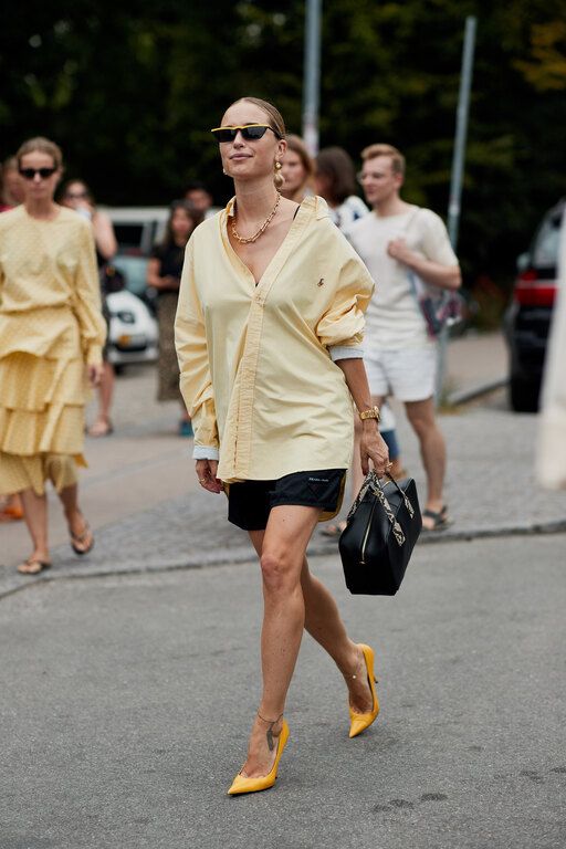 Φόρεσε ένα basic κομμάτι, όπως μονόχρωμο shorts, φούστα ή παντελόνι και σέταρε τα παπούτσια στην ίδια φωτεινή απόχρωση που είναι το top σου.