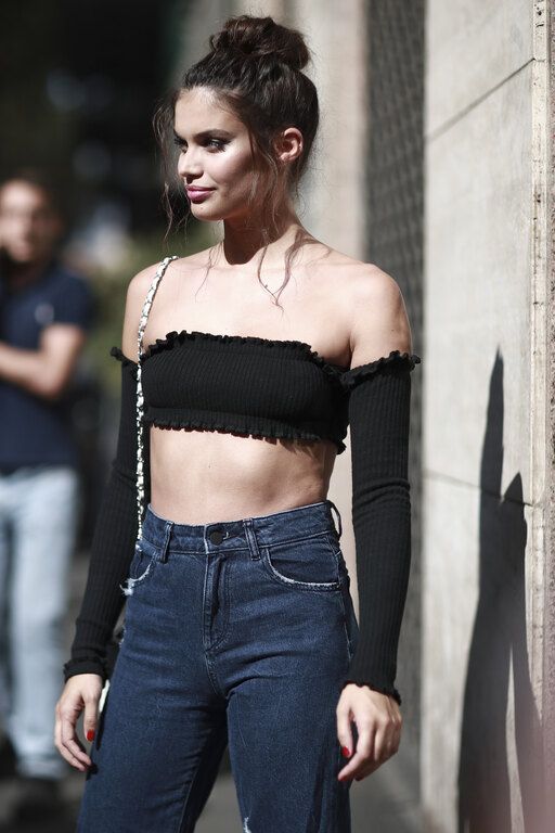 Φρόντισε, για να δείχνει πιο fashionable το τελικό αποτέλεσμα, αν είναι στενό το crop top σου να μην είναι skinny και το jean σου. Ένα total slim fit σύνολο μέσα στο καλοκαίρι δεν είναι και ο ορισμός της κομψότητας.