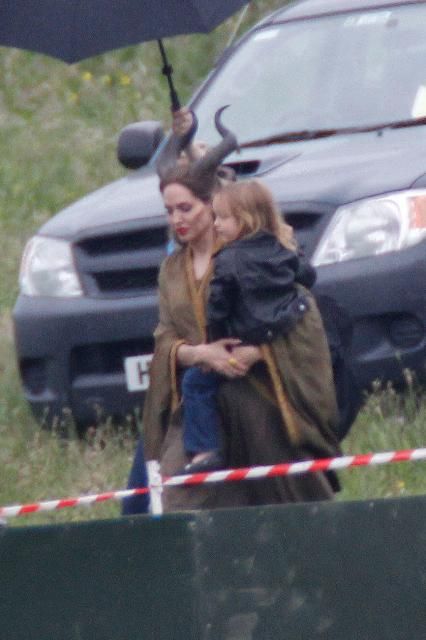 Angelina Jolie: Η επίσκεψη στο γύρισμα από τους Vivienne και Knox