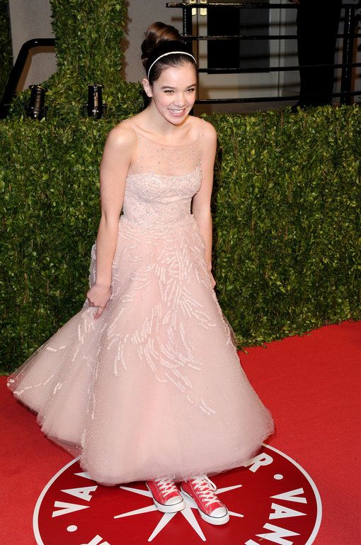 Η Hailee Steinfeld με κόκκινα Converse All-Stars στο Vanity Fair Oscar Party, το 2011