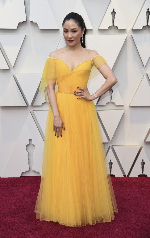 H Constance Wu με Versace