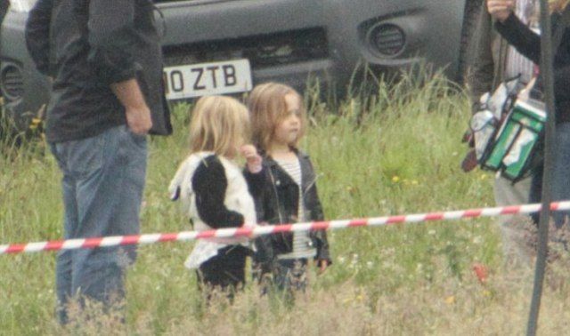 Angelina Jolie: Η επίσκεψη στο γύρισμα από τους Vivienne και Knox