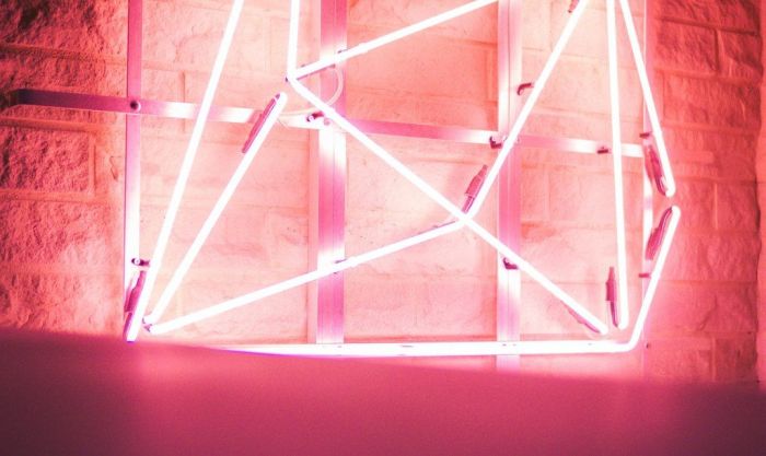 Neon light Decoration: Γιατί καθεμία θα ήθελε μία φωτεινή επιγραφή στο σπίτι της