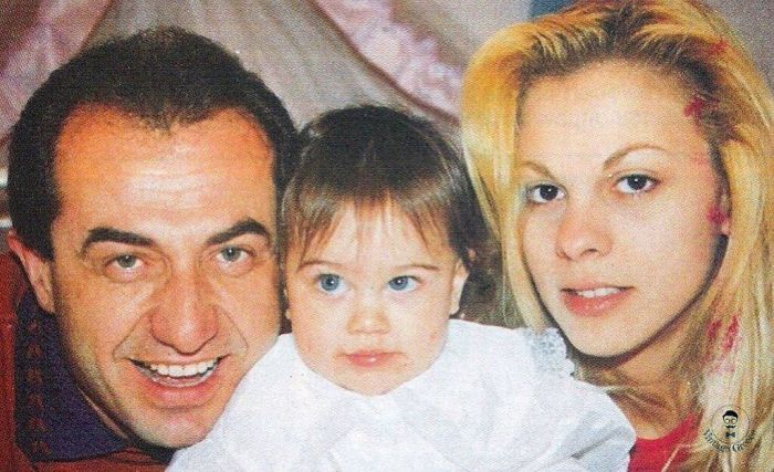 Εδώ ποζάρει με τη μαμά και τον μπαμπά της και κοιτάζοντάς τη δεν φαντάζεσαι με τίποτα την εξέλιξή της.