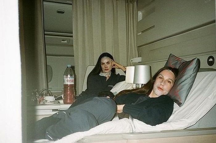 Λίγε ώρες πριν το show εκείνη και η κόρη της Rumer έκαναν... μάσκες ομορφιάς. Προφανώς μία μάσκα ενυδάτωσης δεν μπορεί να ευθύνεται για τόσο μεγάλη αλλαγή, αλλά μάλλον η Demi βαρέθηκε να ακούει θεωρίες για το τι έχει κάνει στο πρόσωπό της. Και εδώ που τα
