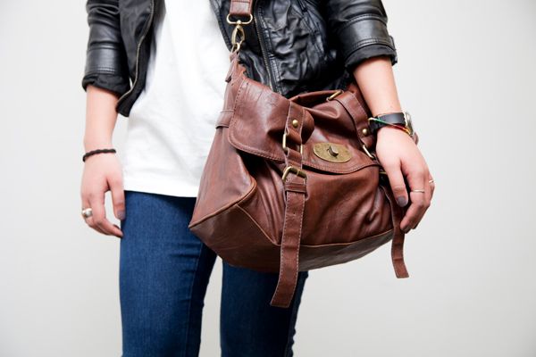 Ένα hip κορίτσι με χαρούμενο look