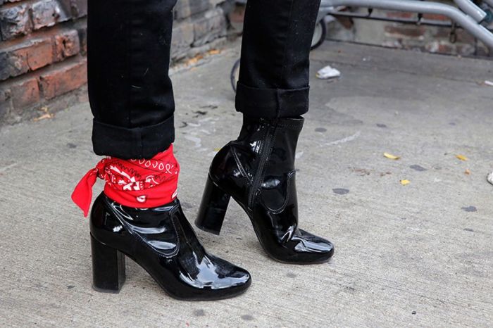 Trend alert: Ο πιο stylish τρόπος για να φορέσεις το μαντήλι σου φέτος
