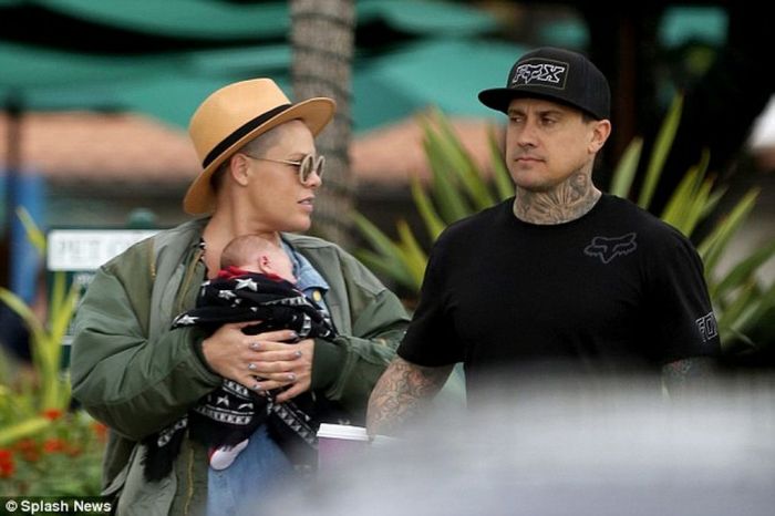 Pink: Η πρώτη της εμφάνιση μετά τη γέννα και οι φωτογραφίες με τον γιο της είναι απλά μαγευτικές