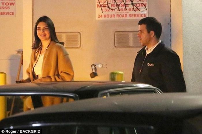 Η star, λίγες μέρες μετά το χωρισμό της, κυκλοφορεί με νέο συνοδό