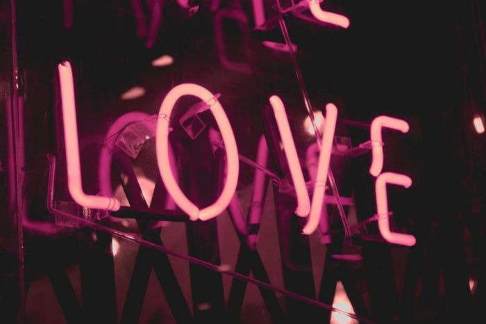 Neon light Decoration: Γιατί καθεμία θα ήθελε μία φωτεινή επιγραφή στο σπίτι της
