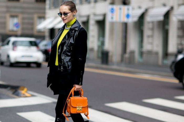 Σαν μέρος ενός total black look το οποίο «σπας» με ένα ζιβάγκο σε έντονη απόχρωση.