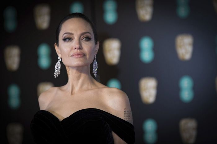 «Η Angelina ετοιμάζεται για τη νέα της ταινία τώρα (The Eternals), η οποία θα γυριστεί στο Ηνωμένο Βασίλειο κατά τη διάρκεια του καλοκαιριού. Αυτός είναι και ο λόγος που αφήνει τα παιδιά της στον πρώην σύζυγό της Brad Pitt, στο Los Angeles. Αυτή θα είναι