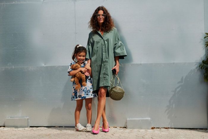 Aκόμα και ένα απλό, μονόχρωμα shirt dress φαίνεται πιο pop και funky αν το φορέσεις με ένα ζευγάρι γόβες ή mules σε έντονη απόχρωση.