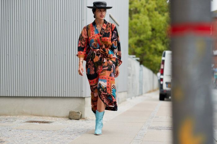 Ακόμα και ένα εμπριμέ, total look μπορείς να το ολοκληρώσεις με χρωματιστές μπότες, flat ή πέδιλα και να δημιουργήσεις εύκολα και απλά μία statement εμφάνιση.