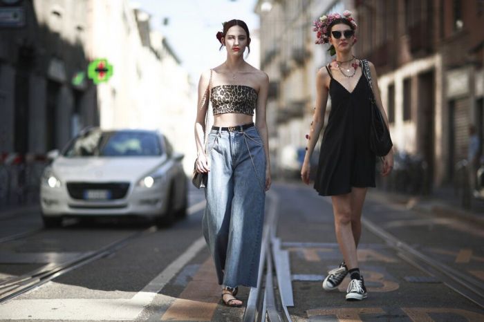 Ένα tube top πάνω από το loose, ψηλόμεσο jean σου είναι ό,τι πιο στυλάτο μπορείς να φορέσεις αυτό το καλοκαίρι στην πόλη.