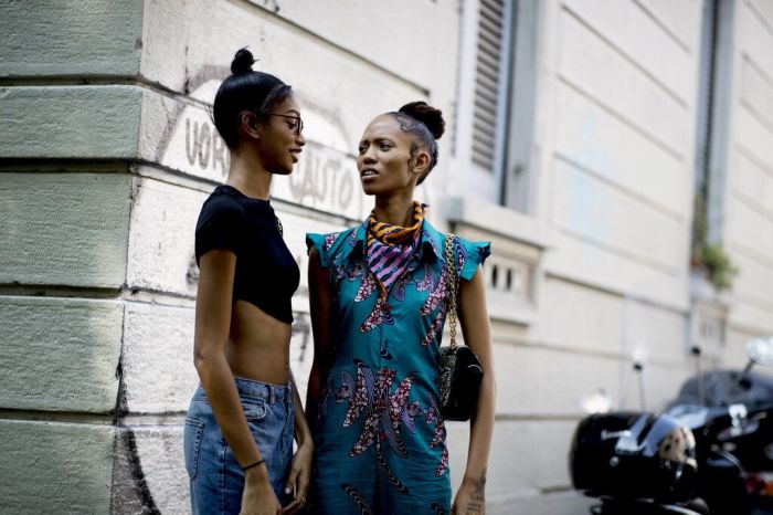 Μπορείς να δημιουργήσεις το δικό σου crop top δένοντας έναν κόμπο στο μακό T-Shirt σου ώστε να το «σηκώσεις» όσο εσύ επιθυμείς από το΄ύψος της μέσης σου.